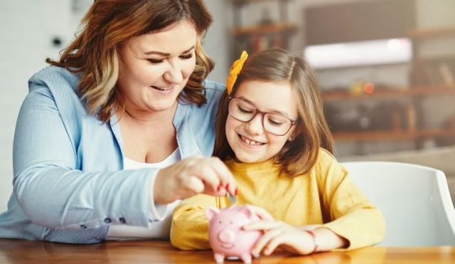 Mom teaching daughter about money.