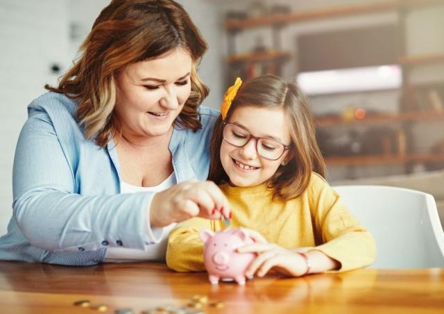 Mom teaching daughter about money.